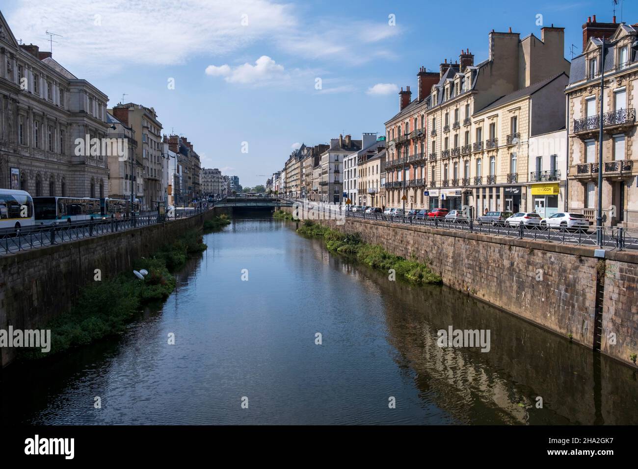 Rennes (Brittany, north-western France): buildings along the Vilaine river and “Quai Chateaubriand” quay, in the city center Stock Photo