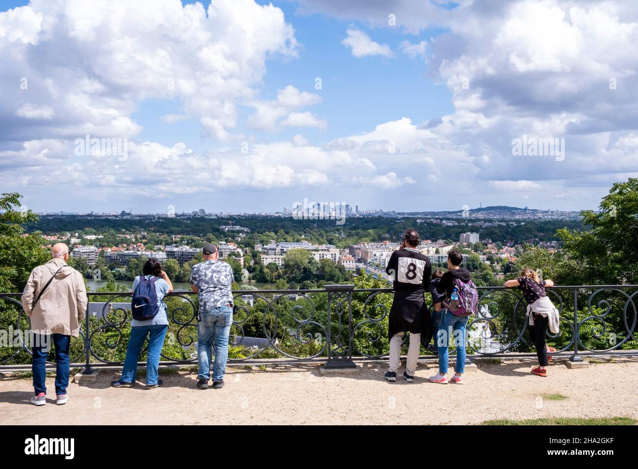 Saint-Germain-en-Laye (Paris area): panoramic view of the district of La Defense and the city of Paris from the terraces of the former royal palace “C Stock Photo