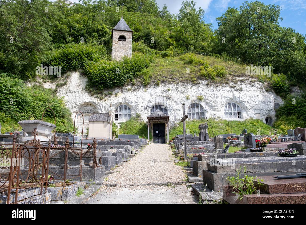 Haute-Isle (northern France): Troglodyte Church of the Annunciation, Catholic church with its cemetery Stock Photo