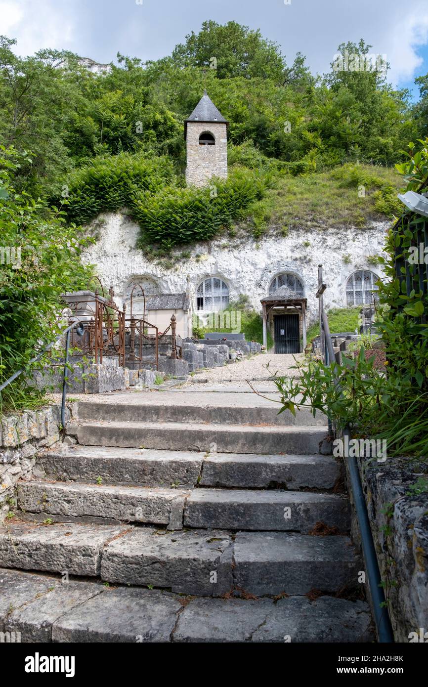 Haute-Isle (northern France): Troglodyte Church of the Annunciation, Catholic church with its cemetery Stock Photo