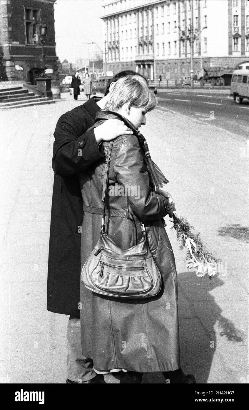 Gdañsk, 1981-04-02. Para na ulicy, kobieta trzyma bukiet ¿onkil. jb  PAP/CAF/Stefan Kraszewski      Gdansk, April 2, 1981. A couple in the street, woman holding a bunch of daffodils.  jb  PAP/CAF/Stefan Kraszewski Stock Photo