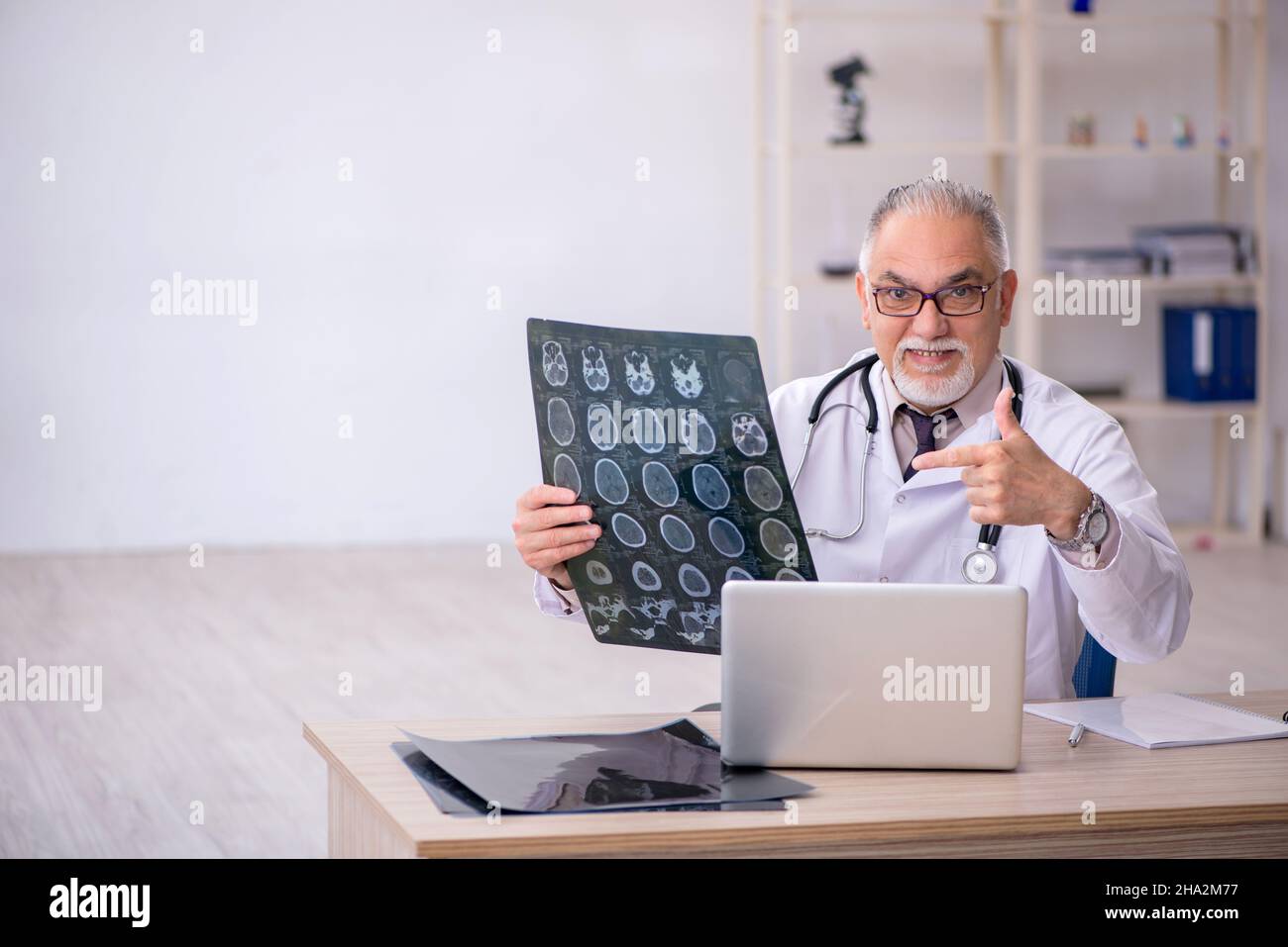 Radiologist showing thumbs up hi-res stock photography and images - Alamy