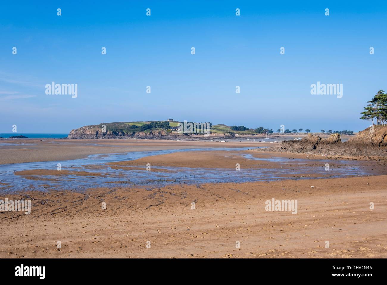The “Havre de Rotheneuf” cove at low tide and cliffs of the island “Ile Bernard” (Brittany, north-western France) Stock Photo