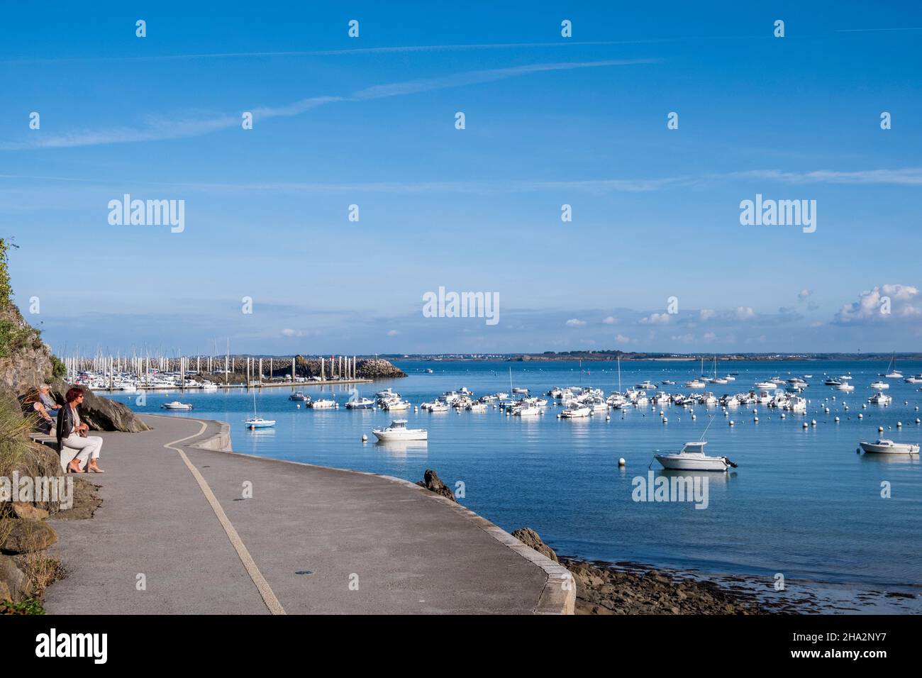 Saint-Cast-le-Guildo (Brittany, north-western France): the “cote  d'Emeraude” coastal area with boats lying at anchor in the background, in  the port Stock Photo - Alamy