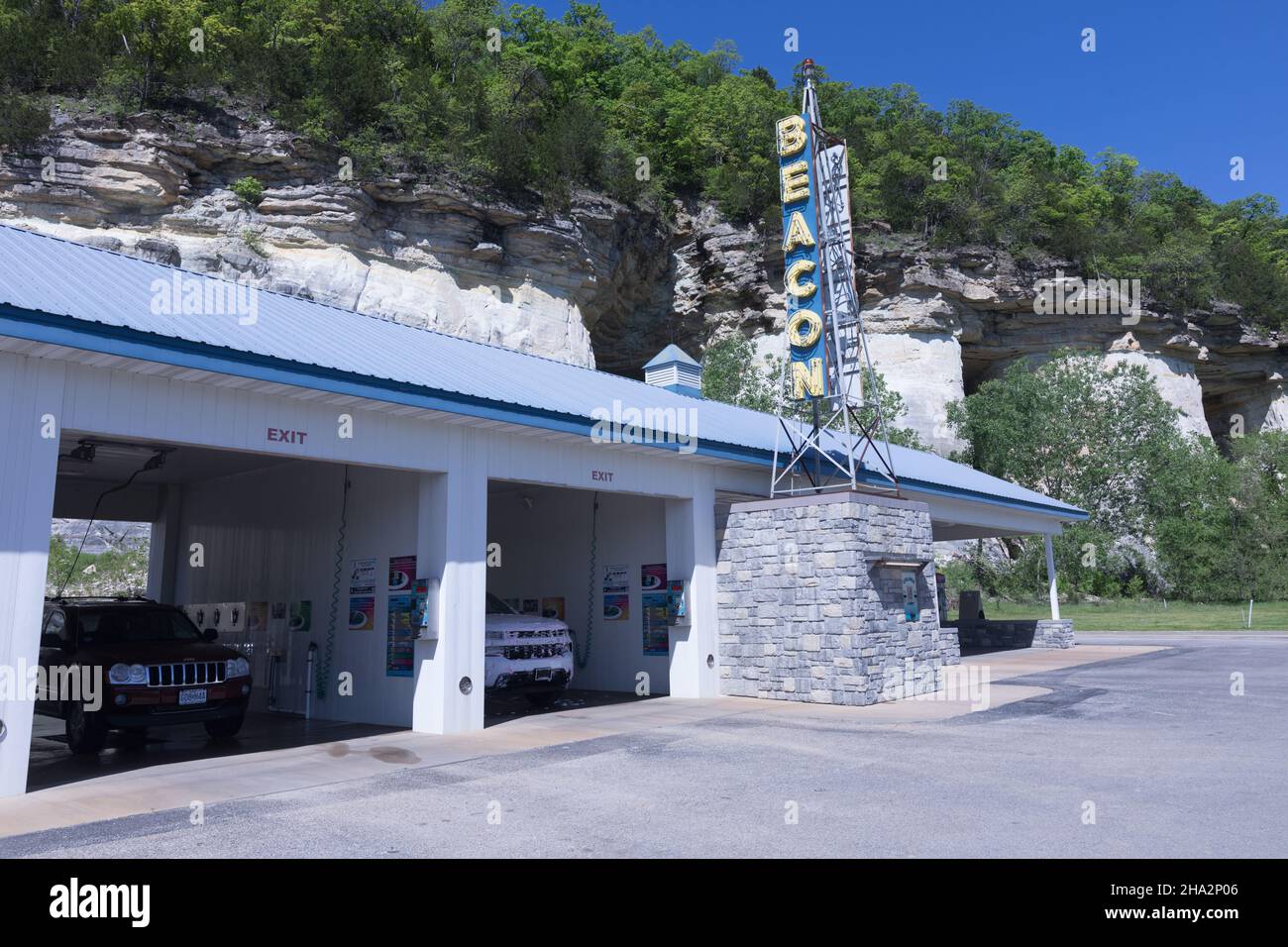 Pacific, Missouri, MO, USA On Route 66 the Beacon Car Wash has a vintage neon sign Stock Photo