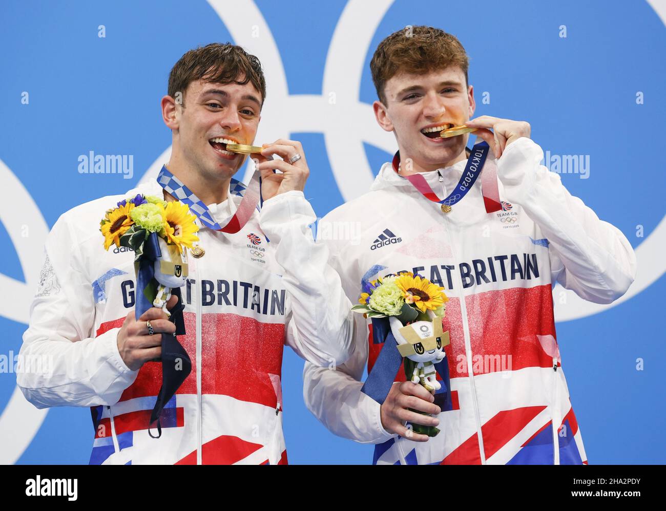 Britain's Tom Daley (L) and Matty Lee pose with their gold medals after ...