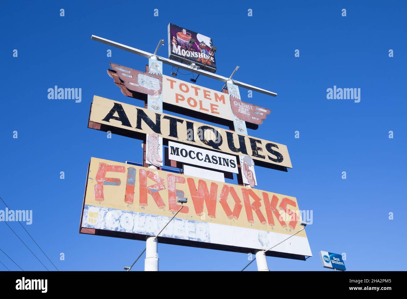 Rolla, Missouri, MO, USA On Route 66, the Totem Pole Trading Post at an old  gas station Stock Photo - Alamy