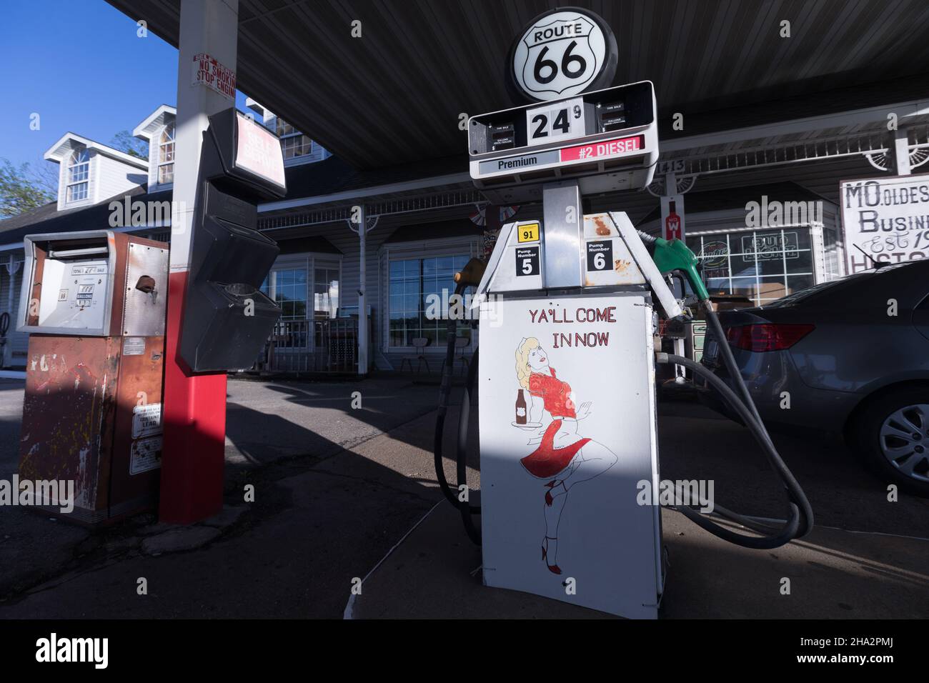 Rolla, Missouri, MO, USA On Route 66, the Totem Pole Trading Post at an