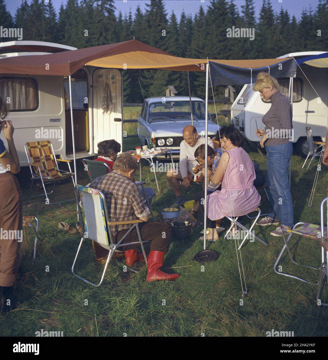 Zubrzyca Górna 08.1980. Mi³oœnicy caravaningu na kempingu. msa  PAP/Grzegorz Rogiñski    Dok³adny dzieñ wydarzenia nieustalony.         Zubrzyca Gorna, August 1980. Caravanning enthusiasts at a campsite.  msa  PAP/Grzegorz Roginski    Event day unknown Stock Photo
