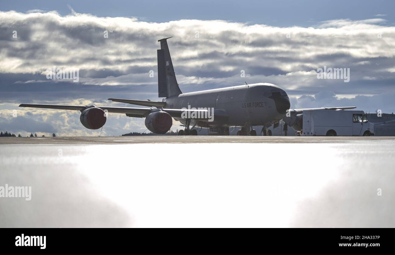 A U.S. Air Force KC-135 Stratotanker sits on a flightline during a large-scale readiness exercise at Fairchild Air Force Base, Washington, Dec. 8, 2021. Large-scale readiness exercises help the base and its Airmen practice new skills and find innovative ways to improve processes. (U.S. Air Force photo by Staff Sgt. Dustin Mullen) Stock Photo