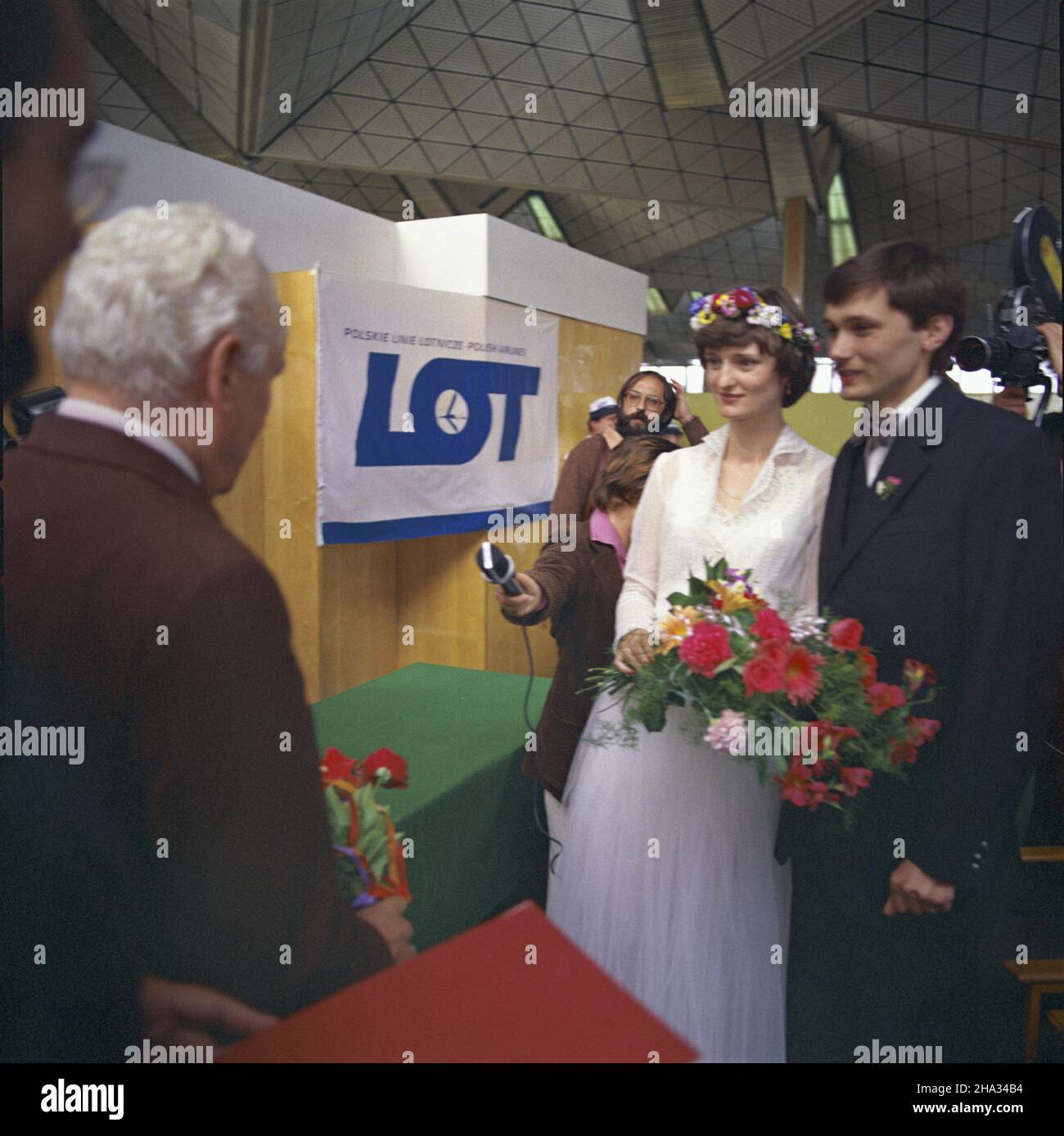 Warszawa 06.1980. Œlub Polki Urszuli Jab³oñskiej i Wêgra Alille'a Korossy'ego w porcie lotniczym Okêcie. uu  PAP/Wojciech Kryñski    Dok³adny dzieñ wydarzenia nieustalony.       Warsaw, June 1980. Urszula Jablonska from Poland and Alille Korossy from Hungary marry at Okecie Airport.  uu  PAP/Wojciech Krynski    Event day unknown Stock Photo