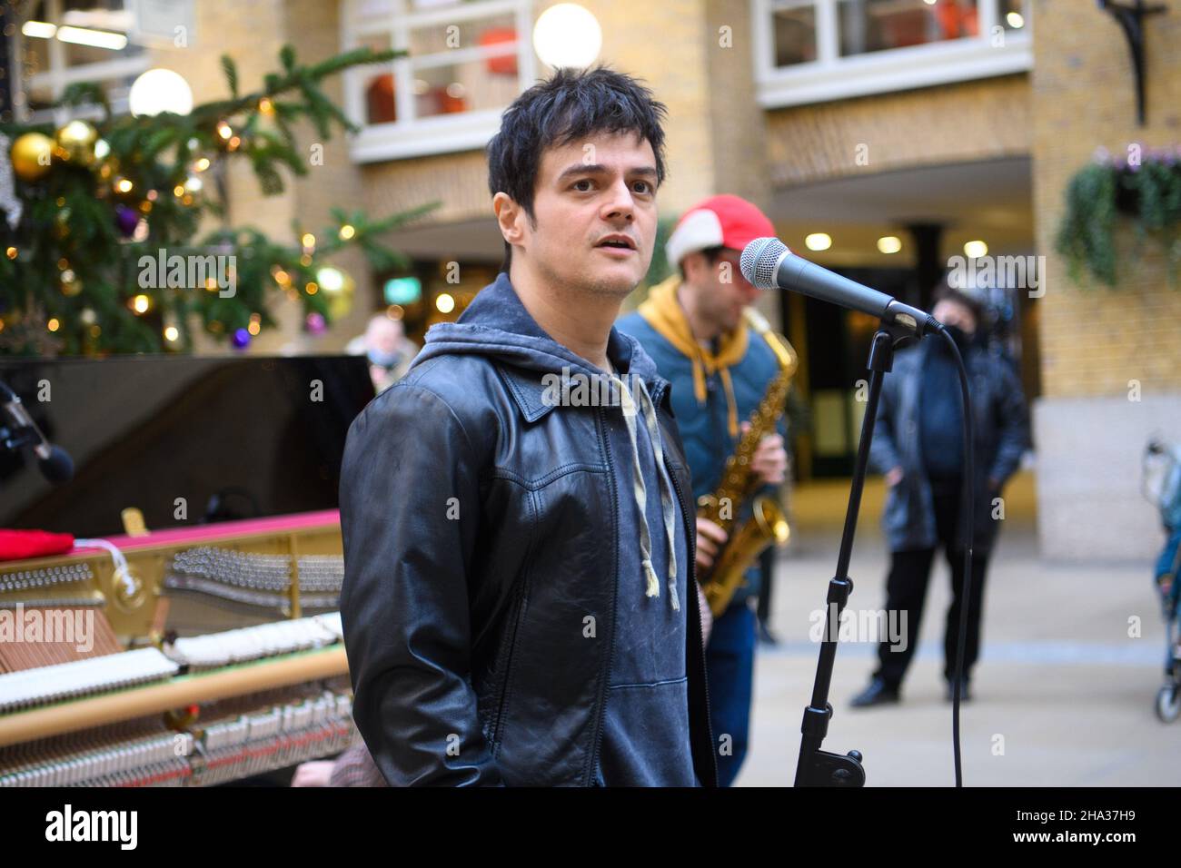 London, UK. 10th Dec, 2021. Jamie Cullum performing Christmas songs at