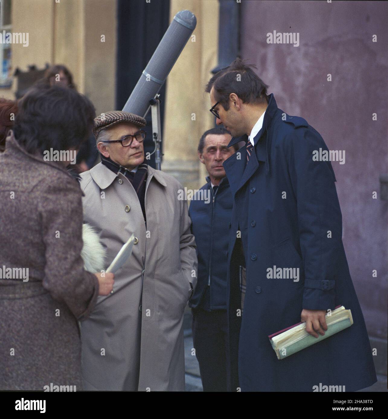 Warszawa 04.1980. Ekipa realizatorska telewizyjnego filmu Kontrakt w re¿. Krzysztofa Zanussiego na Rynku Starego Miasta. Nz. m.in.: Tadeusz £omnicki (2L), Krzysztof Zanussi (P). mw PAP/Wojciech Kryñski Dok³adny dzieñ wydarzenia nieustalony. Warsaw, April 1980. A TV team shoots Krzysztof Zanussi's film Kontrakt (The Contract) in Old Town Square. Pictured: Tadeusz Lomnicki (2L), Krzysztof Zanussi (R). mw PAP/Wojciech Krynski Event day unknown Stock Photo