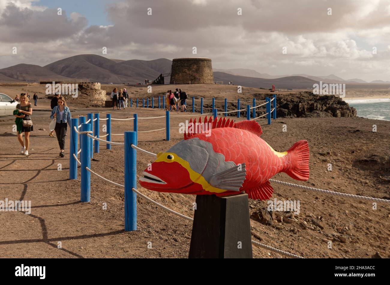 El Cotillo, Küste, Wehrturm, Fortaleza del Toston, Fischskulptur, Fuerteventura, Kanarische Inseln, Spanien, Europa Stock Photo