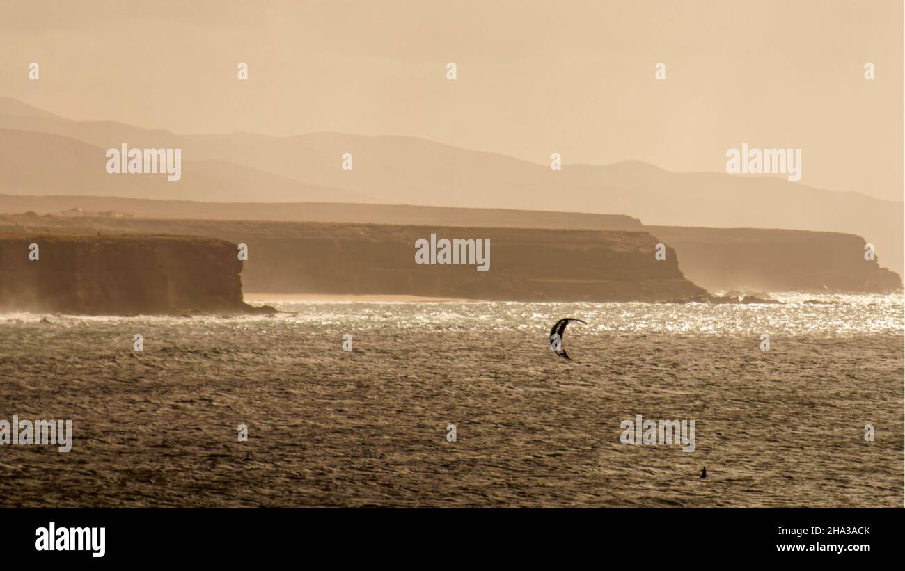 El Cortilla , Windsurfer, Kitesurfer, Fuerteventura, Kanarische Inseln, Spanien Fuerteventura, Canary Islands, Spain Stock Photo
