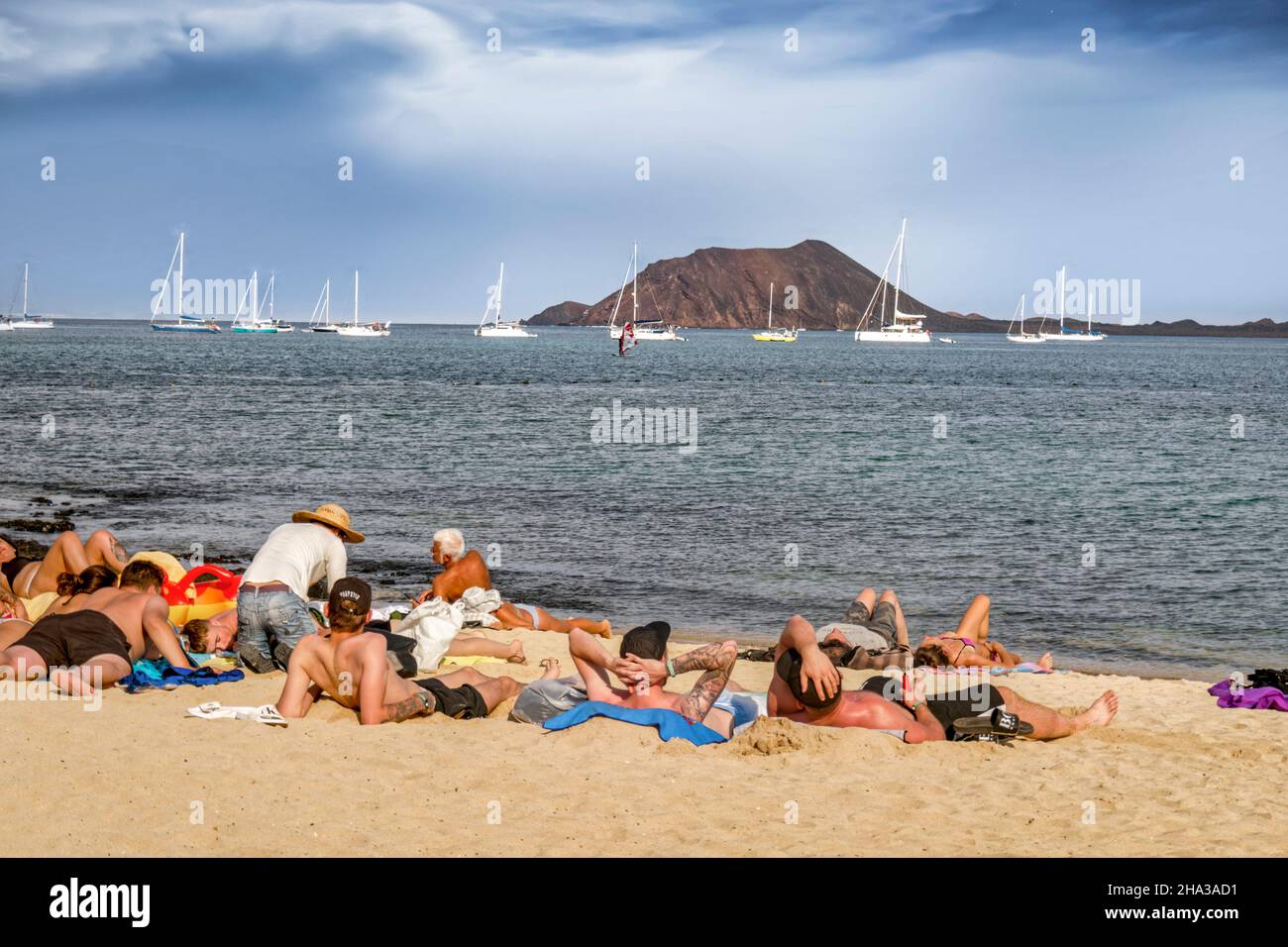 britische Touristen am Strand von Corralejo, Insel Lobos, Fuerteventura, Kanarische Inseln, Spanien Stock Photo