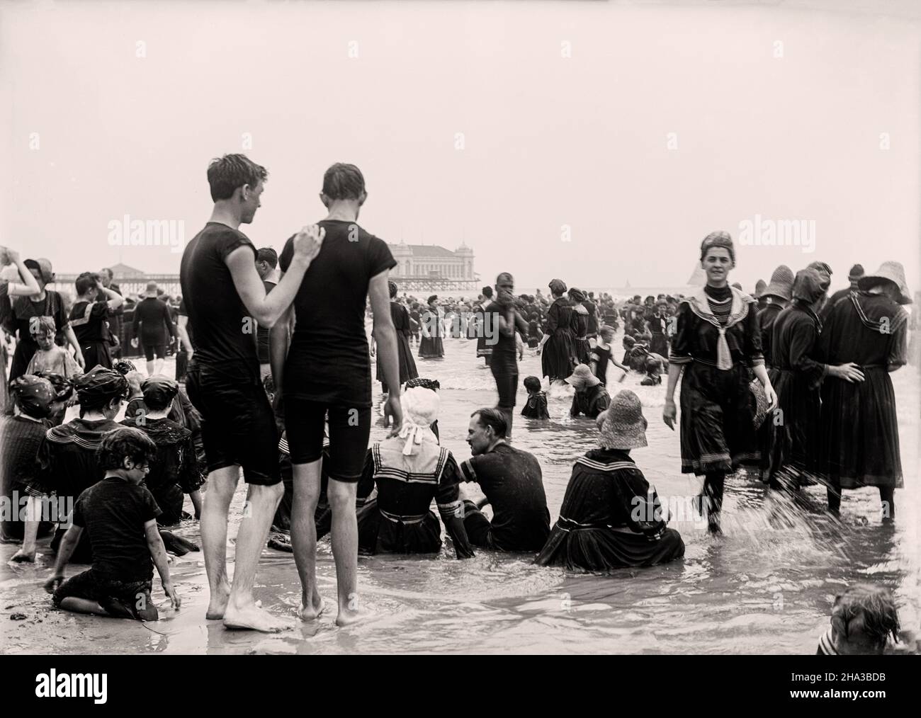 Crowdewd Beach - Atalntic City - 1900s - people on the beach Stock Photo