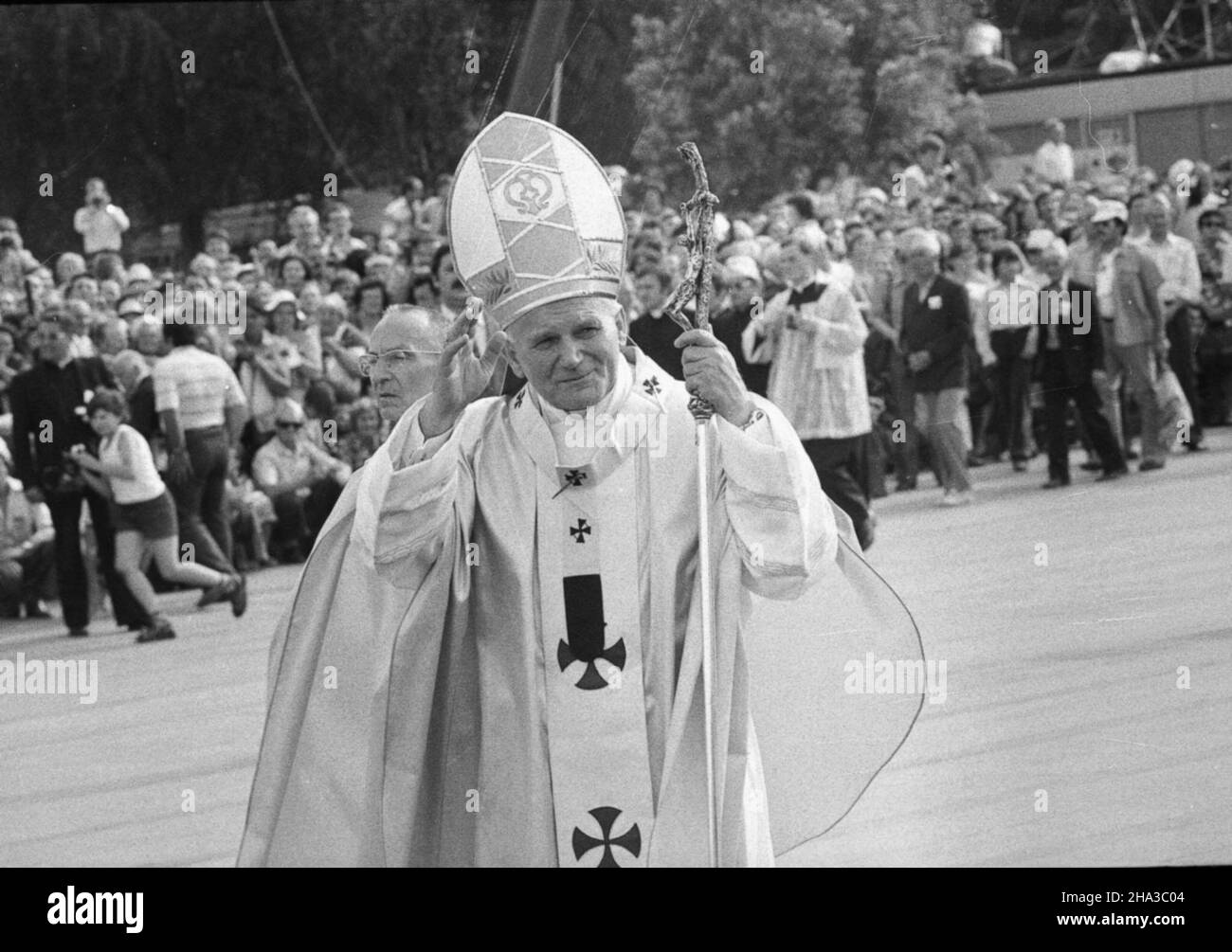 Warszawa, 1979-06-02. Pierwsza pielgrzymka papie¿a Jana Paw³a II do Ojczyzny. Nz. Ojciec Œwiêty pozdrawia wiernych zgromadzonych na placu Zwyciêstwa. gr PAP/Teodor Walczak Warsaw, June 2, 1979. The first pilgrimage of Pope John Paul II to homeland. Pictured: Pope John Paul II greets the faithful at the Zwyciestwa (Victory) Square. gr PAP/Teodor Walczak *** Local Caption *** 00000000843807 Stock Photo