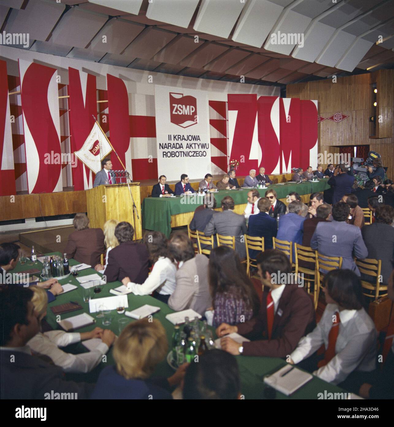 Warszawa 23.04.1979. II Krajowa Narada Aktywu Robotniczego Zwi¹zku Socjalistycznej M³odzie¿y Polskiej (ZSMP) z udzia³em pierwszego sekretarza KC PZPR Edwarda Gierka. Nz. aktyw m³odzie¿owy podczas narady w Zak³adach Mechanicznych im. Marcelego Nowotki na warszawskiej Woli. mta  PAP/Leszek £o¿yñski             Warsaw, Poland, 23 April 1979. Youth of Polish Socialist Youth Association during a meeting at the II National Polish Socialist Youth Association (ZSMP) Labor Council in the Marceli Nowotko Mechanical Works in Warsaw. PAP/LESZEK LOZYNSKI Stock Photo