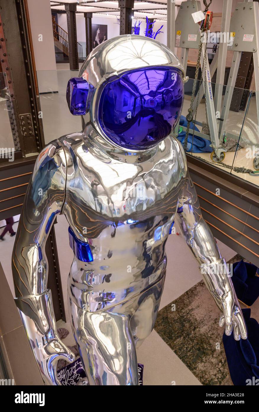 The ARX, London, UK. 10 December 2021. Massive Spaceman sculpture by contemporary American artist Brendan Murphy is installed at The ARX gallery in London’s Knightsbridge. The 20ft high, 3 ton sculpture install has taken several days, supervised by the Artist. Credit: Malcolm Park/17�Թ����� Live News. Stock Photo