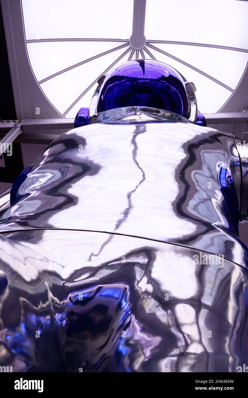 The ARX, London, UK. 10 December 2021. Massive Spaceman sculpture by contemporary American artist Brendan Murphy is installed at The ARX gallery in London’s Knightsbridge. The 20ft high, 3 ton sculpture install has taken several days, supervised by the Artist. Credit: Malcolm Park/17�Թ����� Live News. Stock Photo