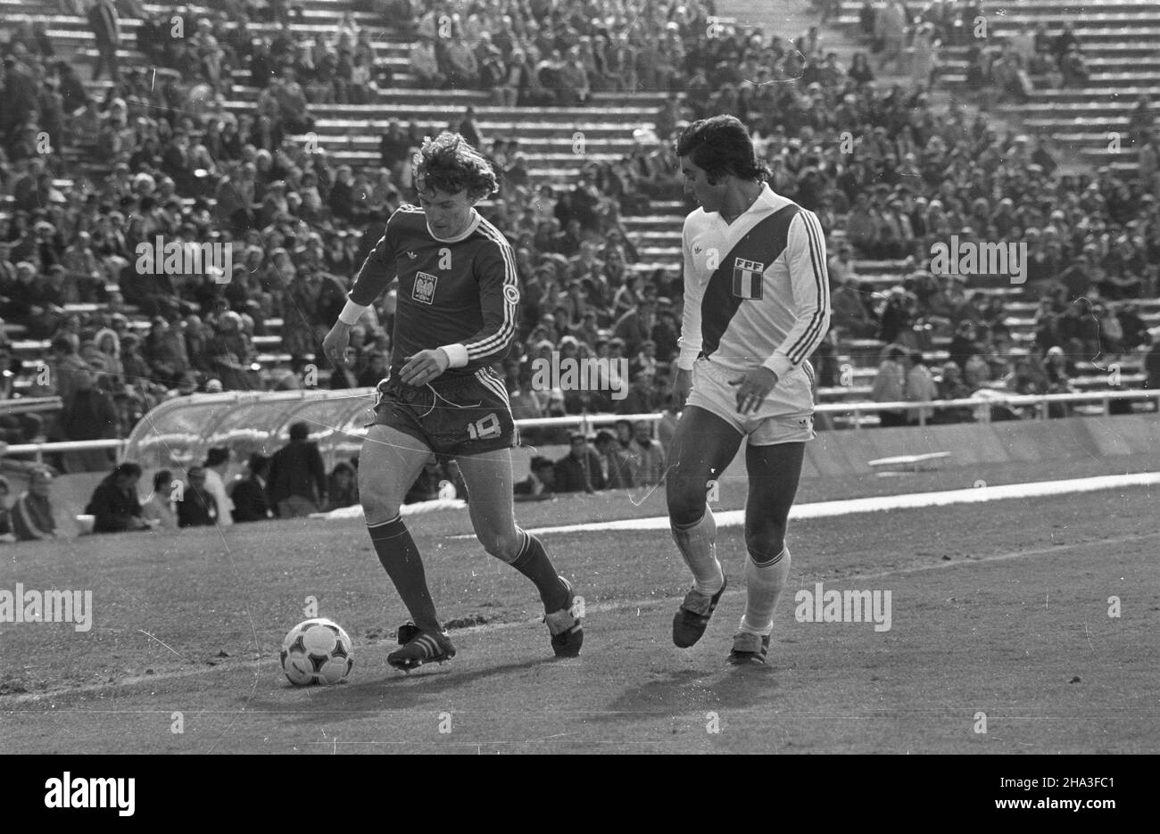 Argentyna Mendoza 18.06.1978. XI Mistrzostwa Œwiata w Pi³ce No¿nej (1.06-25.06.1978 r.). Mecz Polska - Peru (1:0) na Estadio Ciudad de Mendoza. Nz. m.in. pomocnik (Polska) Zbigniew Boniek (L). gr  PAP/Zbigniew Matuszewski         Mendoza, Argentina, 18 June 1978. Polish midfielder Zbigniew Boniek (L) in action during Poland against Peru match at the 1978 FIFA World Cup at the Estadio Ciudad de Mendoza Stadium in Mendoza. Poland won 1:0. PAP/ZBIGNIEW MATUSZEWSKI Stock Photo