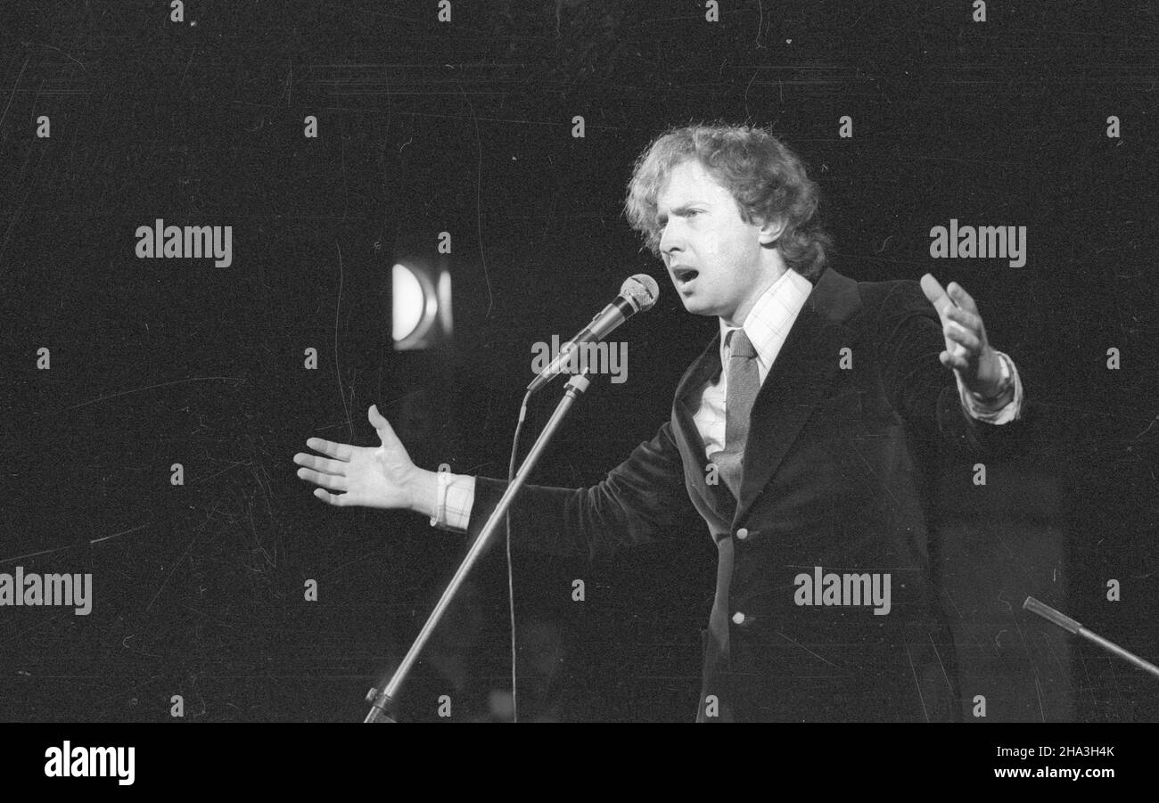 Kraków 11.05.1978. XV Studencki Festiwal Piosenki. Nz. œpiewa Marek Grechuta. msa  PAP/Maciej Sochor         Cracow 11 May 1978. The 15th Student Song Festival. Pictured: Marek Grechuta singing.   msa  PAP/Maciej Sochor Stock Photo