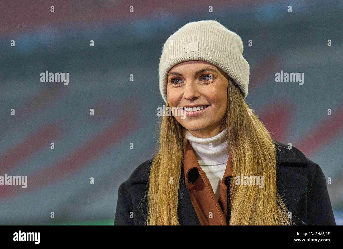 Munich, Germany. 08th Dec, 2021. Laura WONTORRA, sports presenter,  reporter, woman, moderator, TV, television, DAZN, in the match FC BAYERN  MÜNCHEN - FC BARCELONA 3-0 of football UEFA Champions League group stage