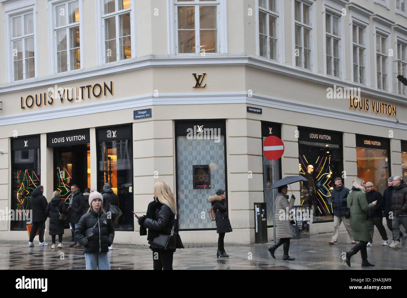 Kriger tit Traditionel Copenhagen, Denmark. 10 December 2021, Shoppers waiting at Louis Vuitton  store at social distancing in store due to covid-19 health issue in Denmark  .(Photo..Francis Joseph Dean/Dean Pictures Stock Photo - Alamy