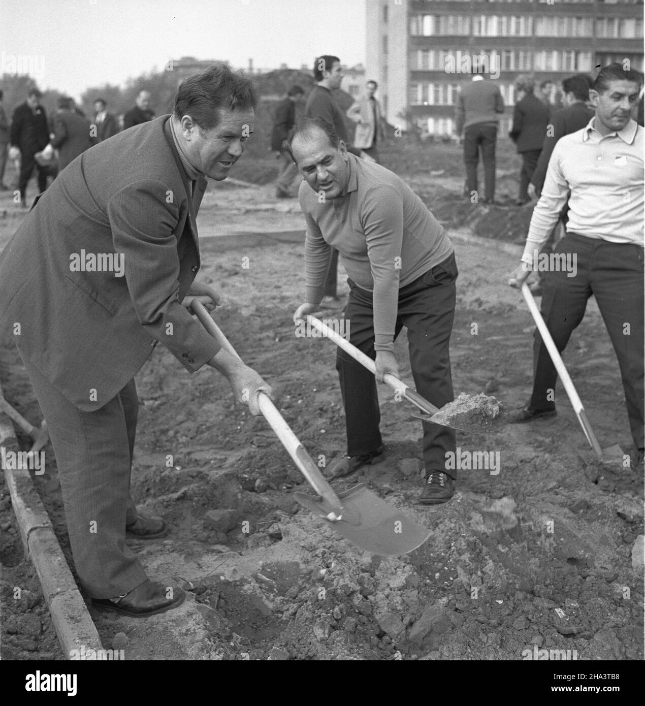 Warszawa, 1973-10-30. Niedziela czynu partyjnego w PRL. Nz. od lewej: cz³onek Rady Pañstwa Franciszek Szlachcic, cz³onkowie Biura Politycznego KC PZPR Jan Szydlak i Jerzy £ukaszewicz. meg  PAP/Jan Morek         Warsaw, Poland, 30 October 1973. Deputy Prime Minister Franciszek Szlachcic (L) and members of Political Office of Central Committee of the Polish United Workers' Party Jan Szydlak (C) and Jerzy Lukaszewicz (R) dig a hole with shovels during a Communist Party's Volunteer Work Sunday in Warsaw. PAP/JAN MOREK Stock Photo