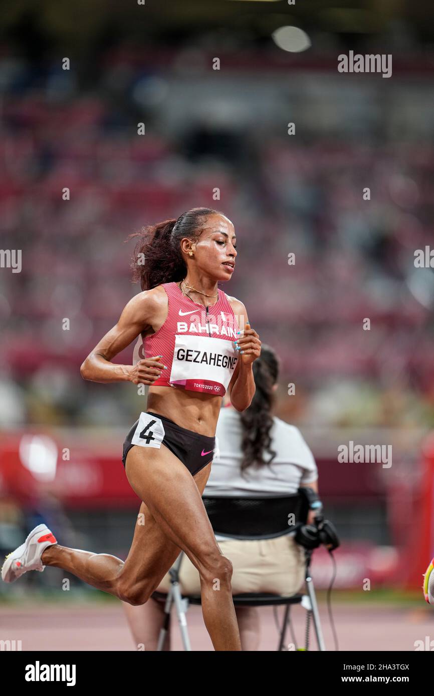 Kalkidan Gezahegne competing in the 10,000 meters of the 2020 Tokyo
