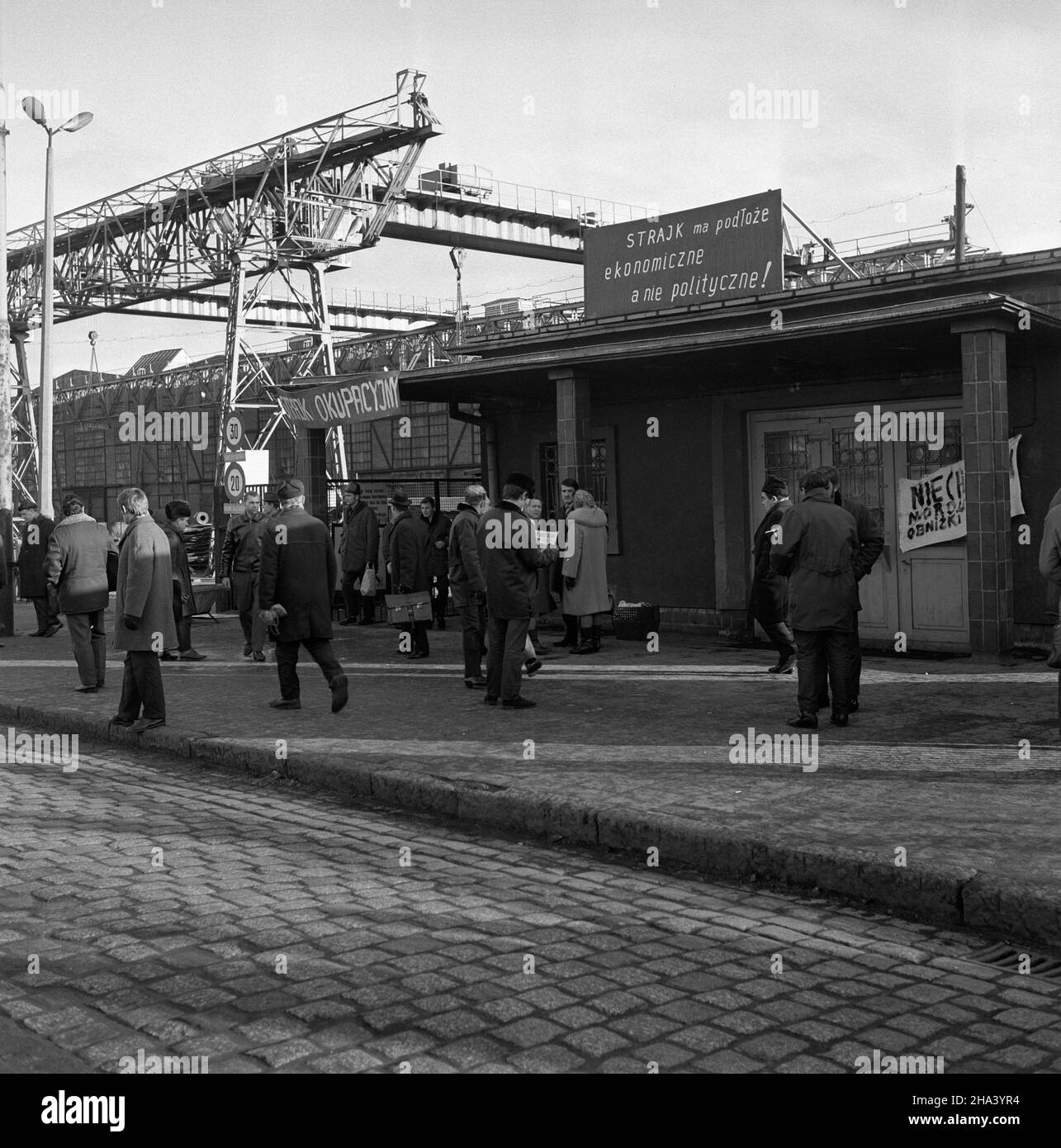 Szczecin, 1970-12-17. Grudzieñ 1970 - bunt robotniczy w Polsce. Bezpoœredni¹ przyczyn¹ strajków i demonstracji by³a wprowadzona 12 grudnia drastyczna podwy¿ka cen ¿ywnoœci. Dosz³o do zamieszek ulicznych i staræ z Milicj¹ Obywatelsk¹ (MO), w wyniku których zamordowanych zosta³o kilkudziesiêciu robotników.   ³p/gr/ad  PAP/Andrzej Witusz    Szczecin, Dec. 17, 1970. December 1970 - a workers rebel in Poland due to drastic increase in food prices (Dec. 12). There came up to street riots with the Civil Militia (police). There was murdered several dozen workers.    lp/gr/ad  PAP/Andrzej Witusz Stock Photo