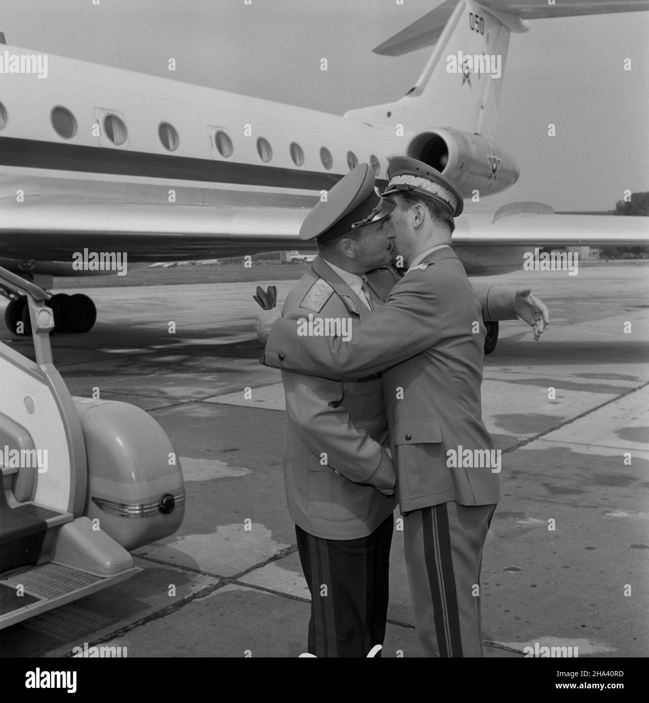 Warszawa, 1970-06-25. Wizyta w Polsce ministra obrony narodowej Bu³garskiej Republiki Ludowej (NRB) gen. Dobri D¿urowa. Nz. powitanie na lotnisku przez ministra obrony narodowej Polskiej Rzeczpospolitej Ludowej (PRL) genera³a broni Wojciecha Jaruzelskiego (P).   ³p  PAP/Marian Soko³owski      Warsaw, June 25, 1970. The visit paid to Poland by Defence Minister of the Bulgarian Peoples Republic General Dobry Dzhurov. Pictured: the welcoming ceremony at the airport by Polish Peoples Republic Defence Minister General Wojciech Jaruzelski (right).    ³p  PAP/Marian Sokolowski Stock Photo