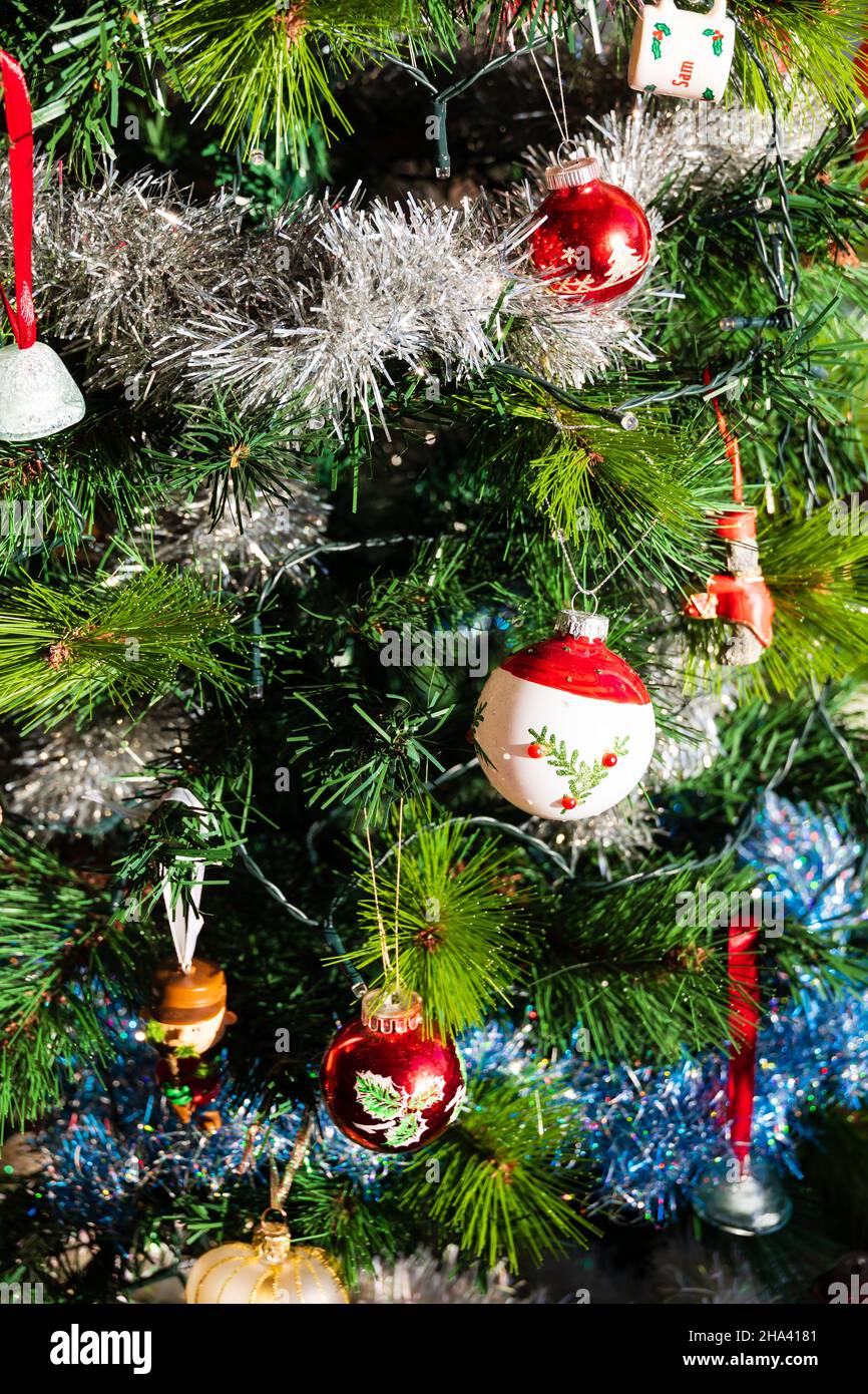 Tinsel tree hi-res stock photography and images - Alamy