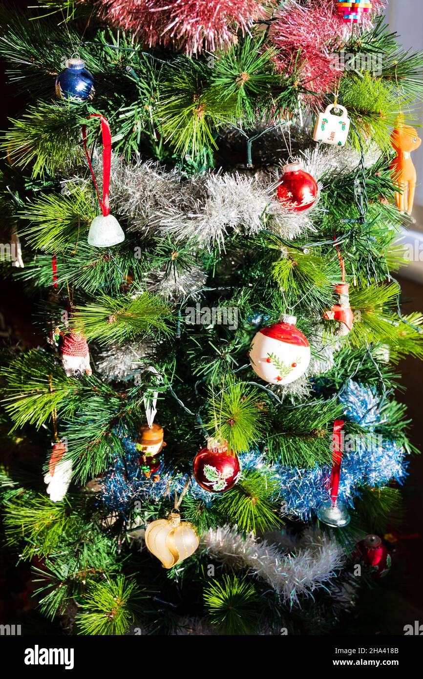 Tinsel tree hi-res stock photography and images - Alamy