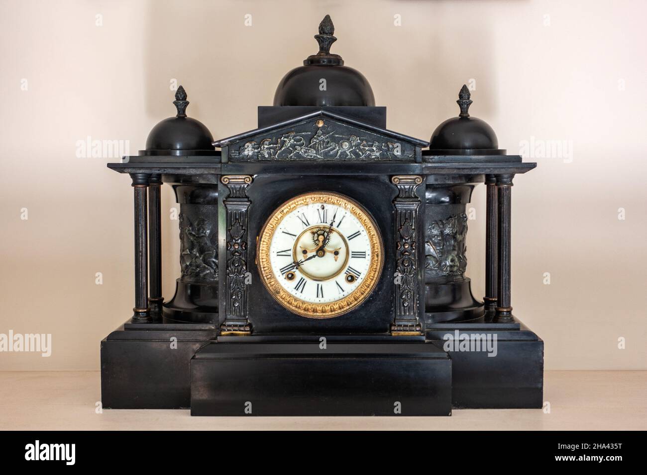 French mantle clock Stock Photo - Alamy