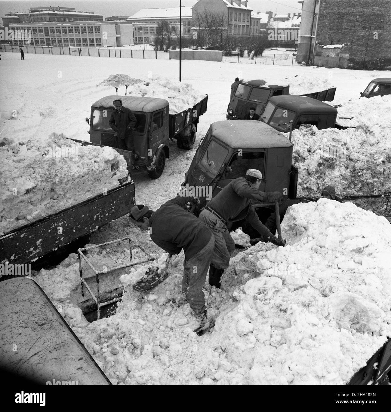 Warszawa, 1969-12. Na Placu Krasiñskich istnia³ jedyny czynny kana³ œciekowy, do którego wsypywano œnieg. Na miejscu tworzy³y siê ogromne kolejki samochodów ciê¿arowych, które czeka³y na swoj¹ kolej. Nz. kana³ œciekowy na Placu Krasiñskich. pw  PAP/Adam Urbanek    Dok³adny dzieñ wydarzenia nieustalony.      Warsaw, Dec. 1969. Warsaw's only working drain for disposing snow was located on the Krasinskich Square. This was the cause of long queues of trucks with snow. Pictured: the drain on the Krasinskich Square.   pw  PAP/Adam Urbanek Stock Photo