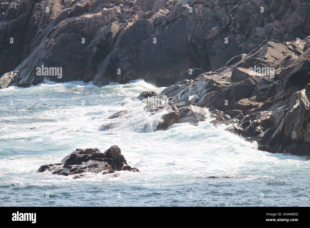 Scenic view of the ocean waves hitting the rocks on the shore Stock ...