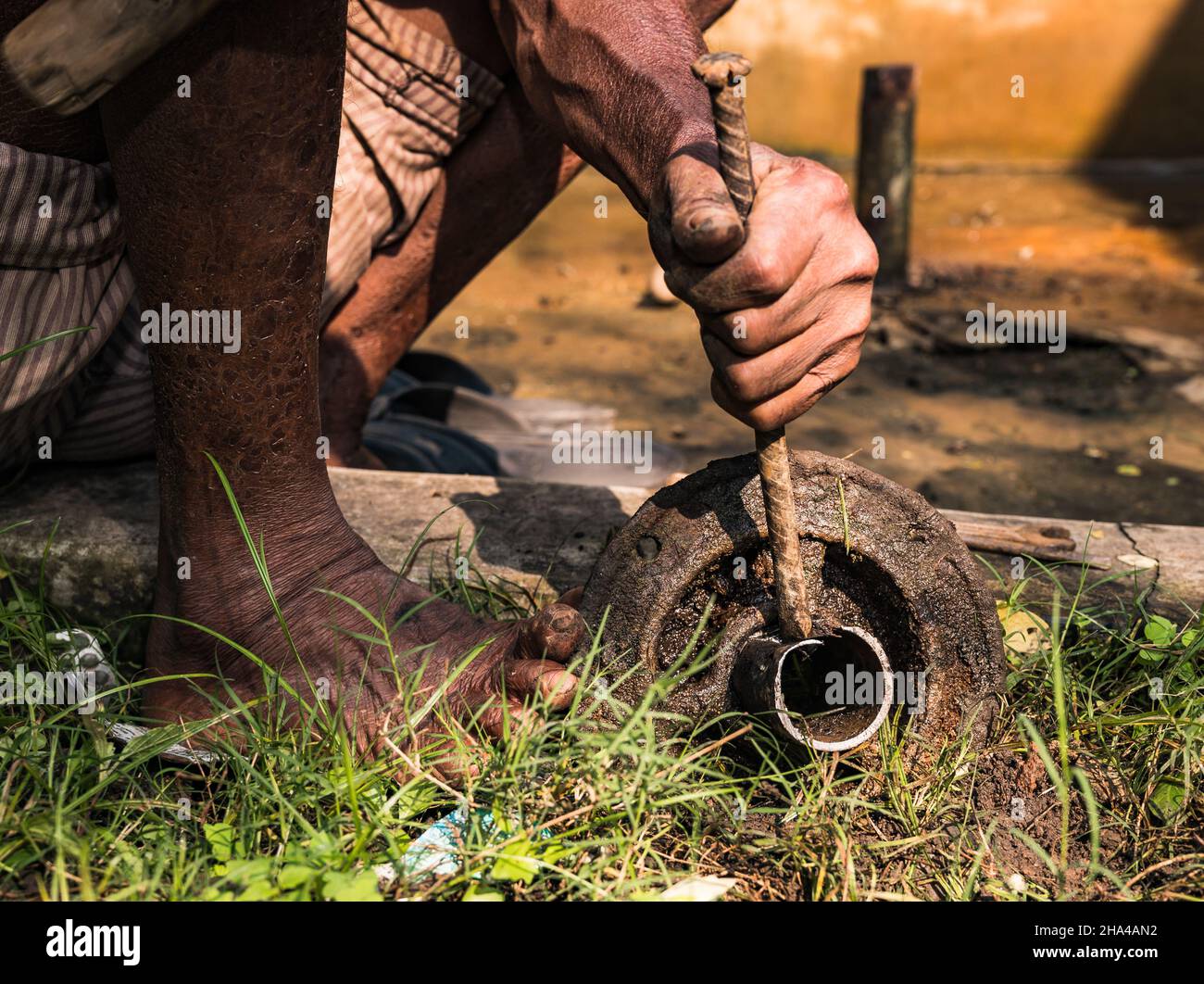 Tehatta, India. 08th Dec, 2021. A recent report published by the Reserve Bank of India (RBI) shows that the daily wage of rural workers in West Bengal is way below the national average. A worker is repairing a tubewell (hand pump) at Tehatta, West Bengal. (Photo by Soumyabrata Roy/Pacific Press) (Photo by Eric Dubost/Pacific Press) Credit: Pacific Press Media Production Corp./Alamy Live News Stock Photo