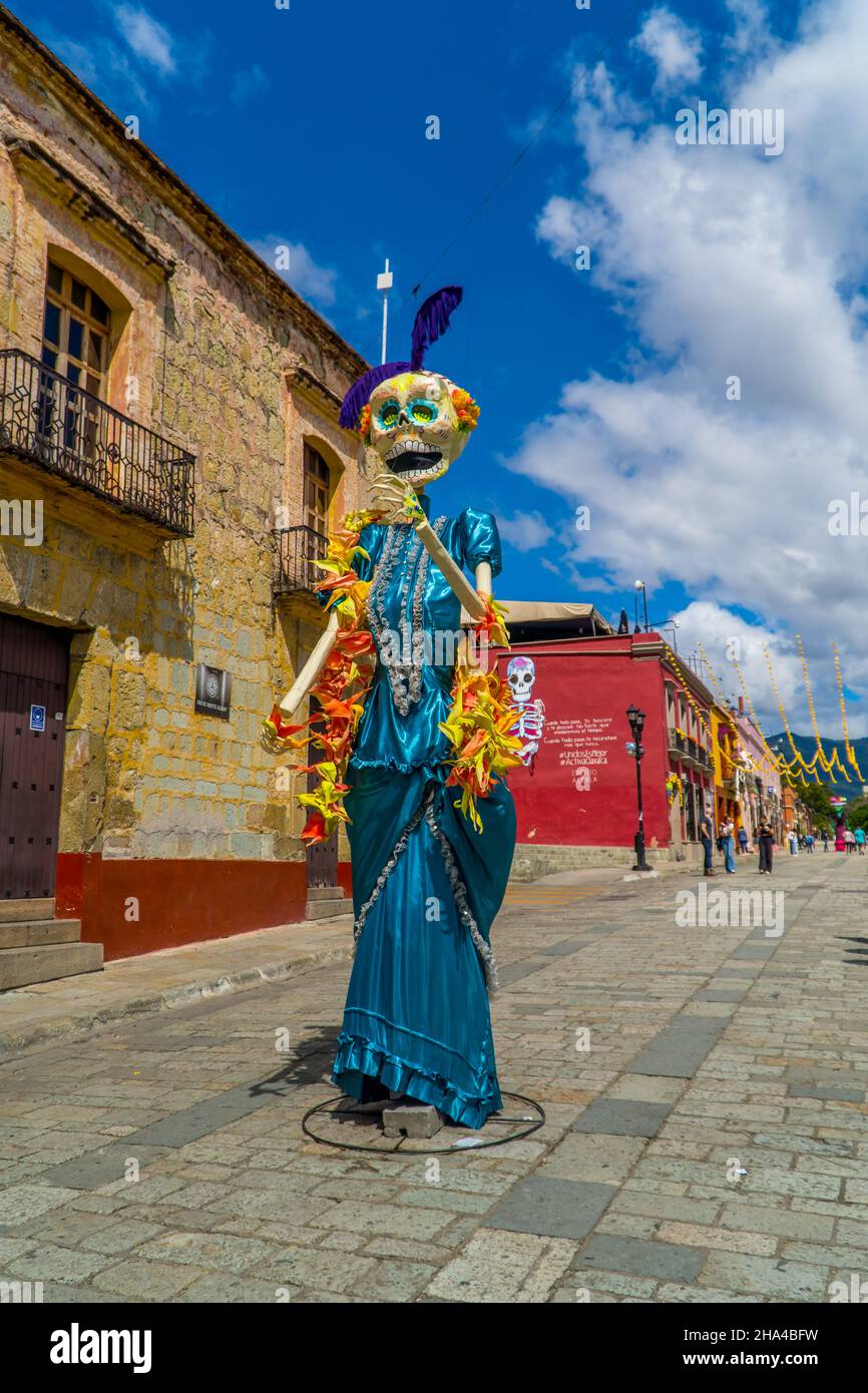 OAXACA, MEXICO - Nov 08, 2021: Vertical street photography of colonial houses with a day of the dead statue Stock Photo