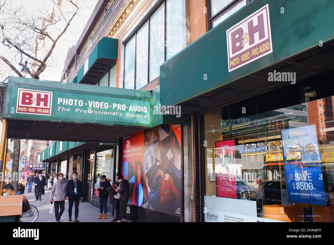 Exterior view of B&H Photo Video-Electronics and Camera Store at 420 9th  Avenue and W 34th Street.Manhattan.New York City.New York.USA Stock Photo -  Alamy