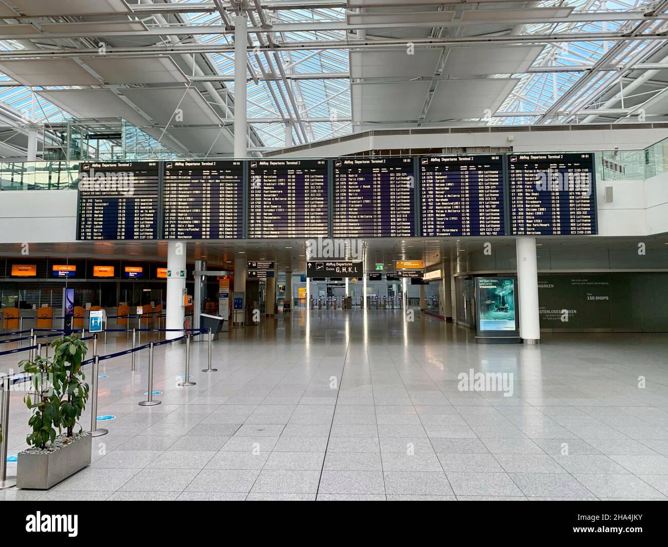 display board above the deserted access to the approach area in terminal 2 at munich fjs airport during the 2021 corona pandemic Stock Photo