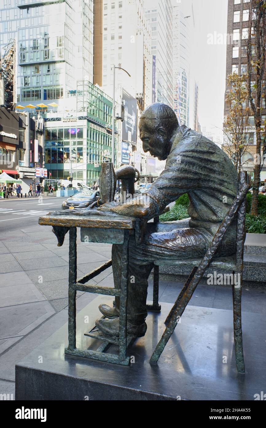 The Garment Worker sculpture by Judith Weller at 7th Avenue.Garment District.Midtown Manhattan, New York City, USA Stock Photo