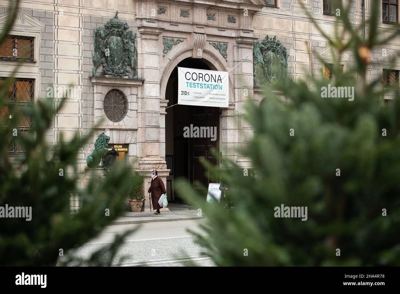 People go shopping in Munich, Germany on December 10, 2021. From December 8 there is the 2G rule, meaning one has to be vaccinated against the coronavirus or recovered from covid-19. (Photo by Alexander Pohl/Sipa USA) Credit: Sipa USA/Alamy Live News Stock Photo