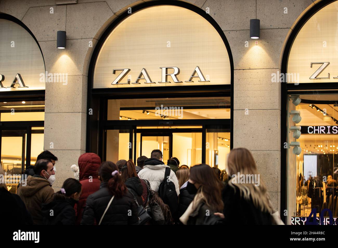 Queue in front of the Zara branch. People go shopping in Munich, Germany on  December 10, 2021. From December 8 there is the 2G rule, meaning one has to  be vaccinated against