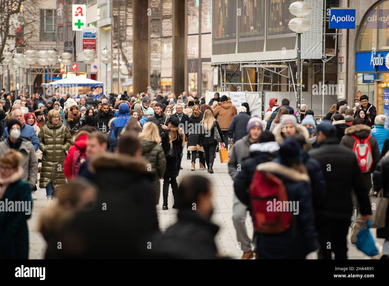 People go shopping in Munich, Germany on December 10, 2021. From December 8 there is the 2G rule, meaning one has to be vaccinated against the coronavirus or recovered from covid-19. (Photo by Alexander Pohl/Sipa USA) Credit: Sipa USA/Alamy Live News Stock Photo