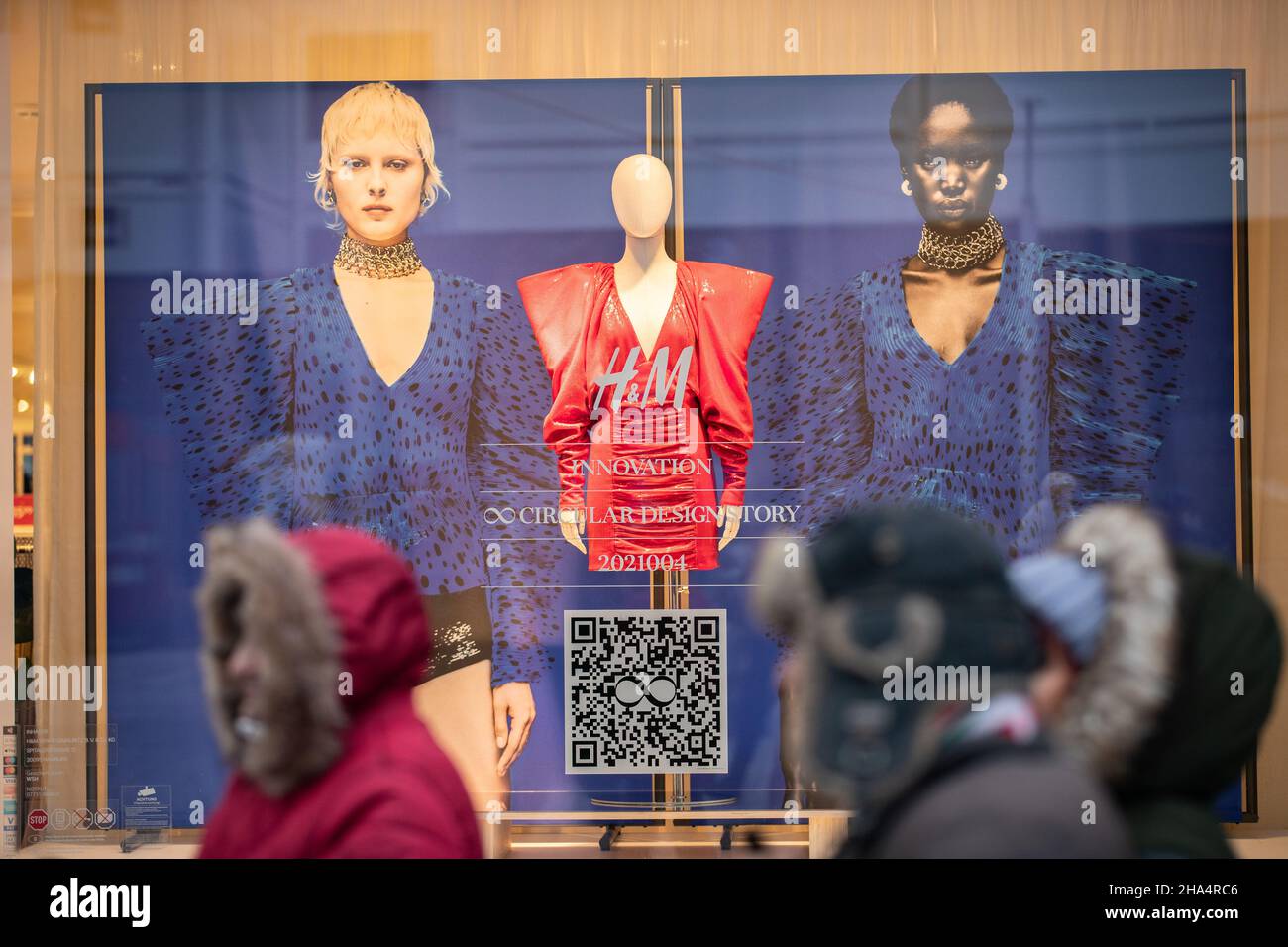 H&M branch. People go shopping in Munich, Germany on December 10, 2021. From December 8 there is the 2G rule, meaning one has to be vaccinated against the coronavirus or recovered from covid-19. (Photo by Alexander Pohl/Sipa USA) Credit: Sipa USA/Alamy Live News Stock Photo