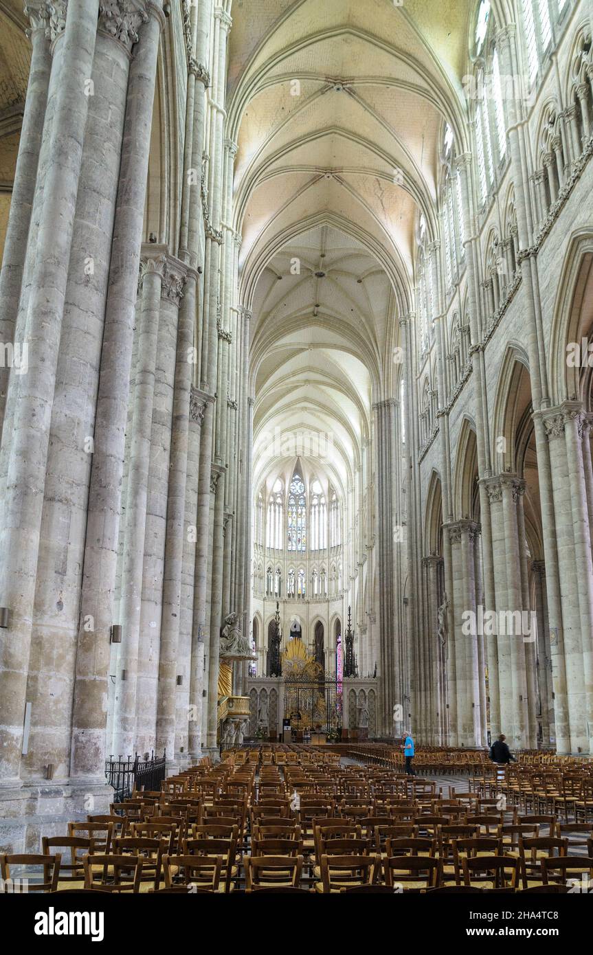 La nef de la cathédrale Notre Dame d'Amiens. The nave of Notre Dame  Cathedral in Amiens Stock Photo - Alamy