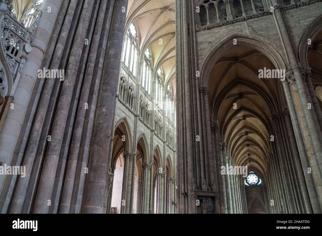 La nef de la cathédrale Notre Dame d'Amiens. The nave of Notre Dame Cathedral in Amiens. Stock Photo