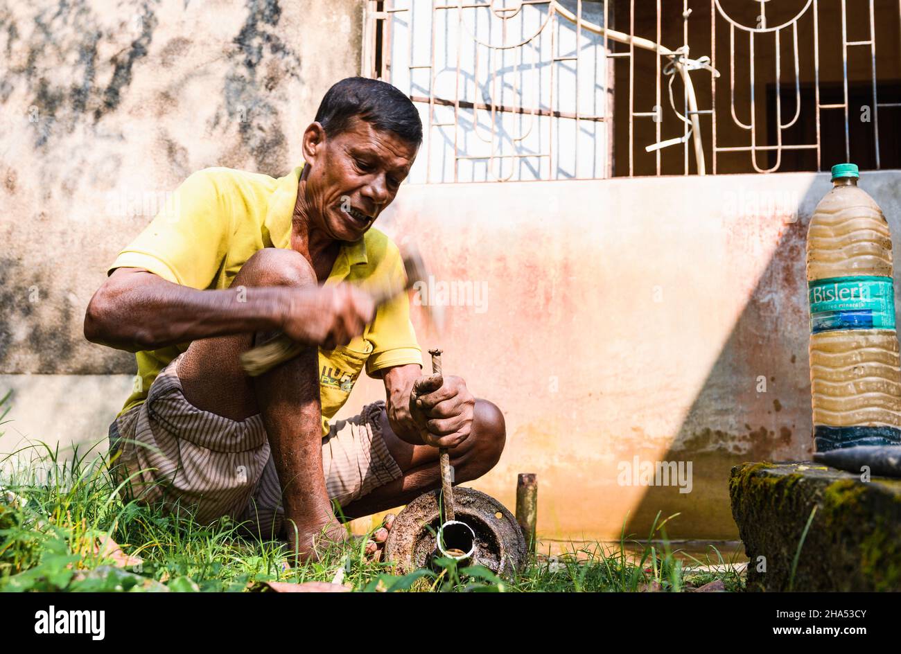 Tehatta, West Bengal, India. 8th Dec, 2021. A recent report published by the Reserve Bank of India (RBI) shows that the daily wage of rural workers in West Bengal is way below the national average. A worker is repairing a tubewell (hand pump) at Tehatta, West Bengal. (Photo by Soumyabrata Roy/Pacific Press) (Credit Image: © Soumyabrata Roy/Pacific Press via ZUMA Press Wire) Stock Photo